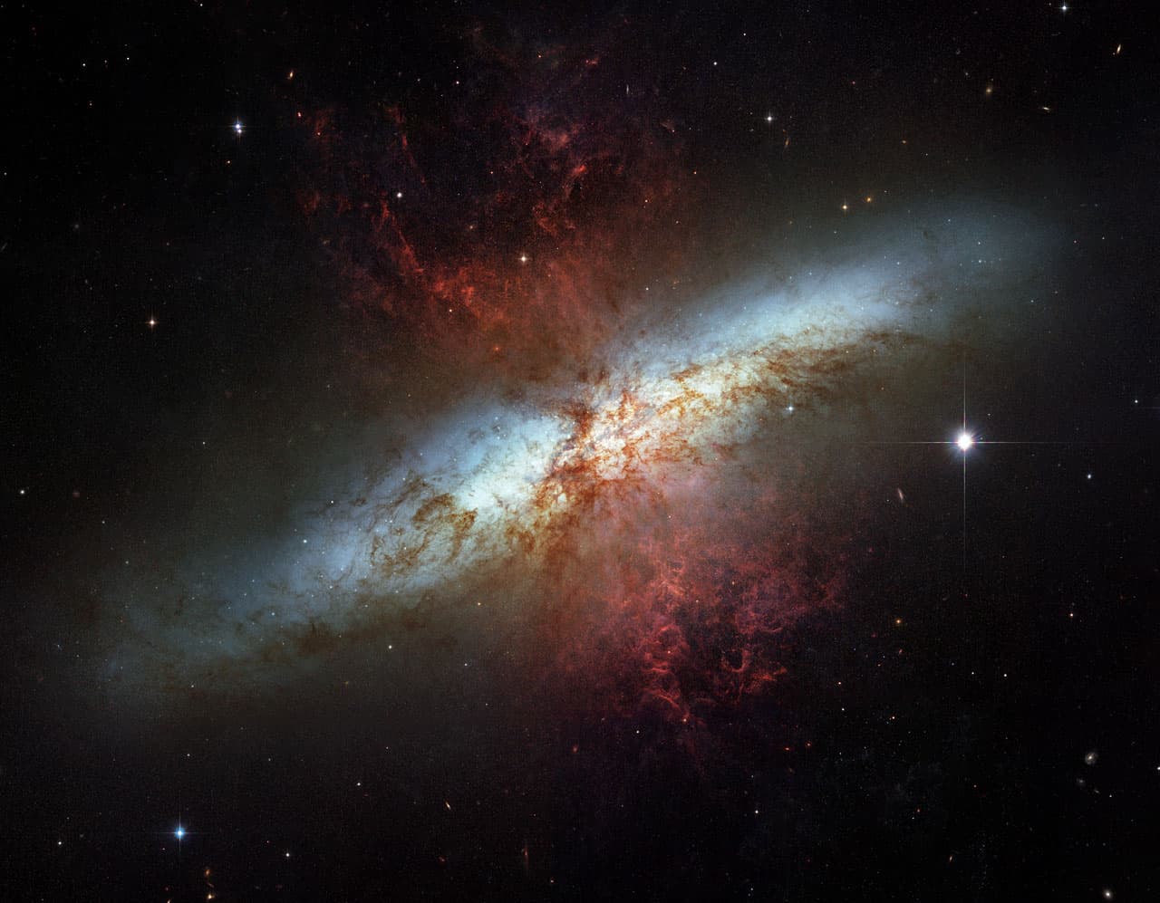 Cigar Galaxy, starburst galaxy in Ursa Major